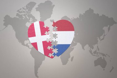 Bir dünya haritasında Hollanda ve Danimarka 'nın ulusal bayrağını taşıyan bir bulmaca kalbi. Kavram. 3B illüstrasyon