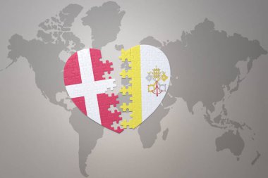 Vatikan 'ın ulusal bayrağı ve dünya haritasının arka planında Danimarka' nın yapboz kalbi. Kavram. 3B illüstrasyon