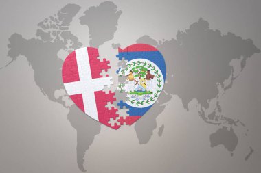Dünya haritasının arka planında belize ve Danimarka 'nın ulusal bayrağını taşıyan bir bulmaca kalbi. Kavram. 3B illüstrasyon