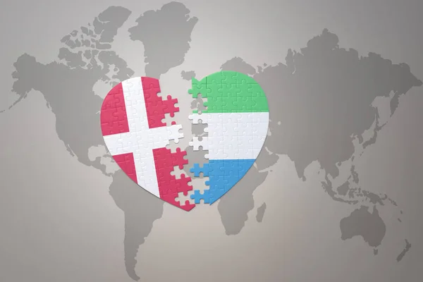Serce Puzzle Flagą Narodową Sierra Leone Denmark Tle Mapy Świata — Zdjęcie stockowe