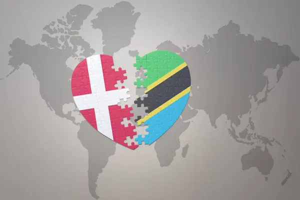 Serce Puzzle Flagą Narodową Tanzanii Denmark Tle Mapy Świata Koncepcja — Zdjęcie stockowe