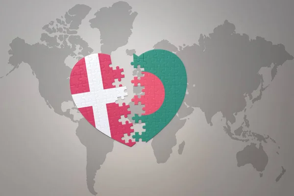 Serce Puzzle Flagą Narodową Bangladeszu Denmark Tle Mapy Świata Koncepcja — Zdjęcie stockowe