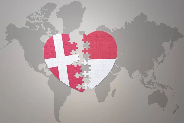 Serce Puzzle Flagą Narodową Indonezji Denmark Tle Mapy Świata Koncepcja — Zdjęcie stockowe