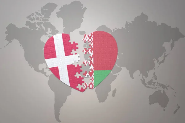 Serce Puzzle Flagą Narodową Belarus Denmark Tle Mapy Świata Koncepcja — Zdjęcie stockowe
