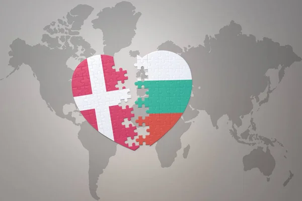 Serce Puzzle Flagą Narodową Bułgarii Denmark Tle Mapy Świata Koncepcja — Zdjęcie stockowe