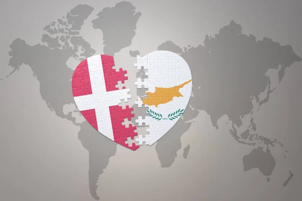 Serce Puzzle Flagą Narodową Cypru Denmark Tle Mapy Świata Koncepcja — Zdjęcie stockowe