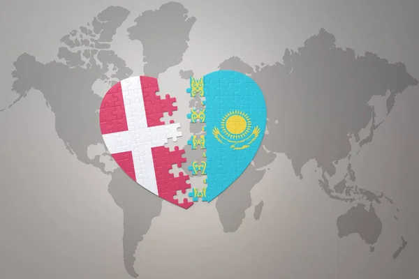 Serce Puzzle Flagą Narodową Kazachstanu Denmark Tle Mapy Świata Koncepcja — Zdjęcie stockowe