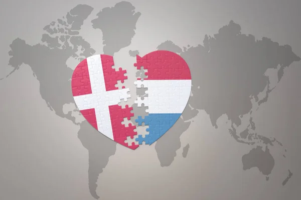 Serce Puzzle Flagą Narodową Luxembourg Denmark Tle Mapy Świata Koncepcja — Zdjęcie stockowe