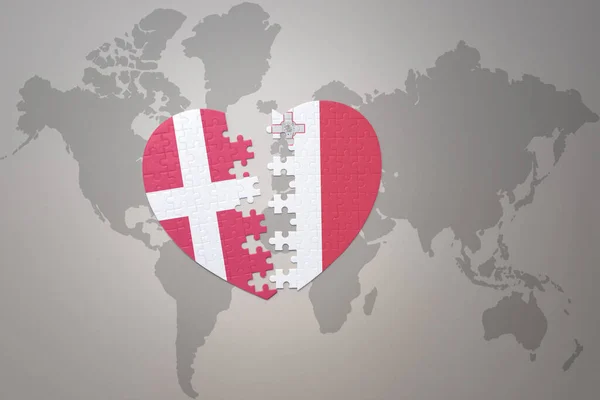 Serce Puzzle Flagą Narodową Malta Denmark Tle Mapy Świata Koncepcja — Zdjęcie stockowe