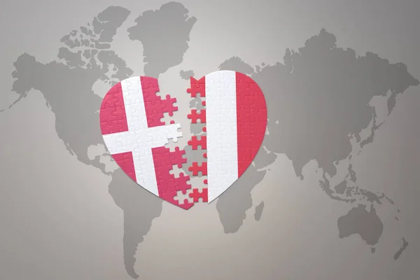 Serce Puzzle Flagą Narodową Peru Denmark Tle Mapy Świata Koncepcja — Zdjęcie stockowe