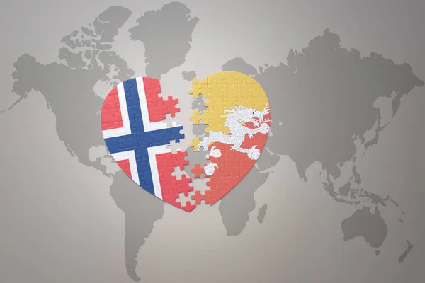 世界地図の背景にノルウェーとブータンの国旗が描かれたパズルハートです コンセプト 3Dイラスト — ストック写真