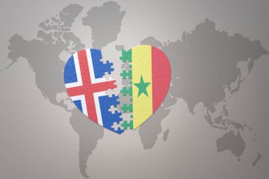 Dünya haritasının arka planında Senegal ve İzlanda 'nın ulusal bayrağı olan bir yapboz kalbi. Kavram. 3B illüstrasyon