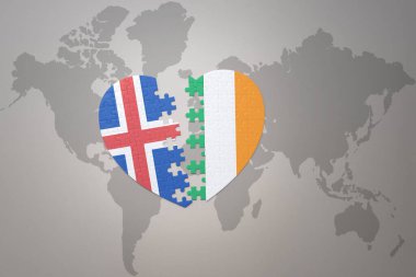 Dünya haritasının arka planında İrlanda ve İzlanda 'nın ulusal bayrağı olan bir yapboz kalbi. Kavram. 3B illüstrasyon