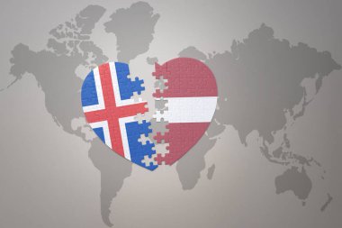 Letonya ve İzlanda 'nın ulusal bayrağını taşıyan bir yapboz kalbi dünya haritasının arka planında. Kavram. 3B illüstrasyon