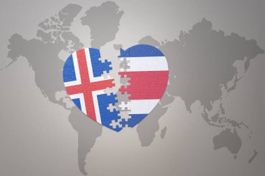 Dünya haritasının arka planında Costa Rica ve İzlanda 'nın ulusal bayrağını taşıyan bir yapboz kalbi. Kavram. 3B illüstrasyon