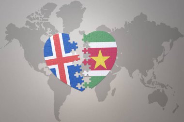 Dünya haritasının arka planında Surinam ve İzlanda 'nın ulusal bayrağı olan bir bulmaca kalbi. Kavram. 3B illüstrasyon