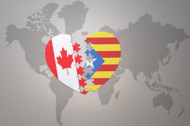 Kanada Ulusal Bayrağı ve Katalonya 'nın yapboz kalbi bir dünya haritasında. 3B illüstrasyon