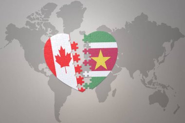 Kanada 'nın ulusal bayrağını taşıyan ve dünya haritasında yer alan bir bulmaca kalbi. 3B illüstrasyon