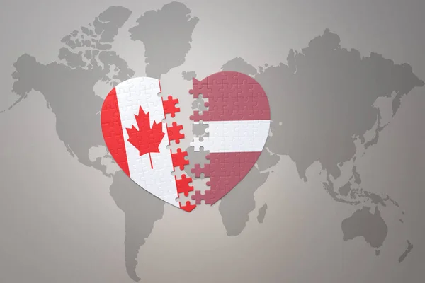 Puzzleherz Mit Der Nationalflagge Kanadas Und Lettlands Auf Einer Weltkarte — Stockfoto
