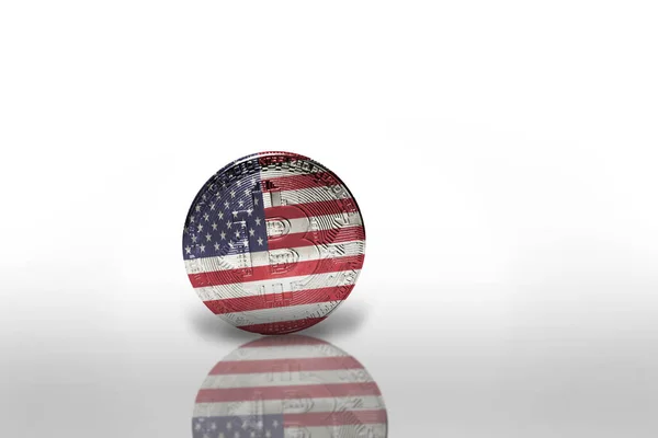 Bitcoin Com Bandeira Nacional Dos Estados Unidos América Fundo Branco — Fotografia de Stock