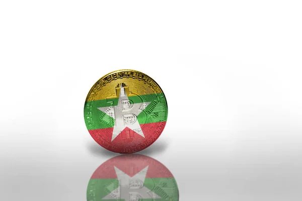 白い背景にミャンマーの国旗が描かれたビットコインです ビットコイン採掘の概念 3Dイラスト — ストック写真