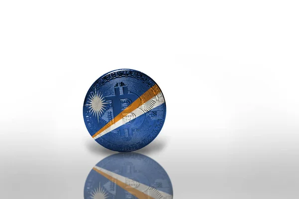 白い背景にマーシャル諸島の国旗が付いているビットコイン ビットコイン採掘の概念 3Dイラスト — ストック写真