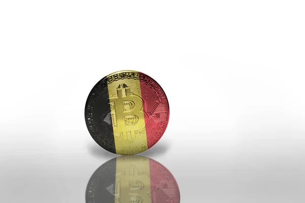 Bitcoin Med Den Nationella Flaggan Belgium Den Vita Bakgrunden Bitcoin — Stockfoto