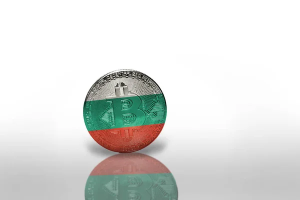 白い背景にブルガリアの国旗が描かれたビットコインです ビットコイン採掘の概念 3Dイラスト — ストック写真