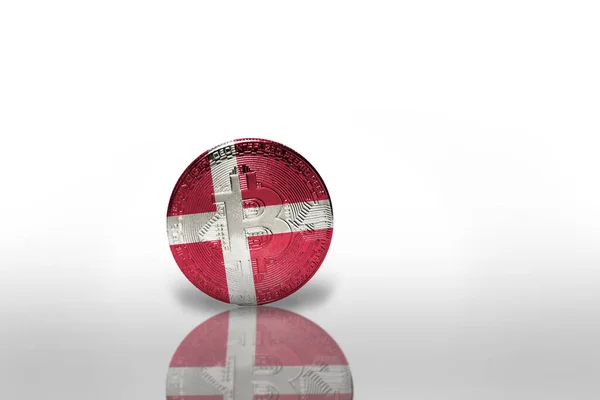 Bitcoin Mit Der Dänischen Nationalflagge Auf Weißem Hintergrund Bitcoin Mining — Stockfoto