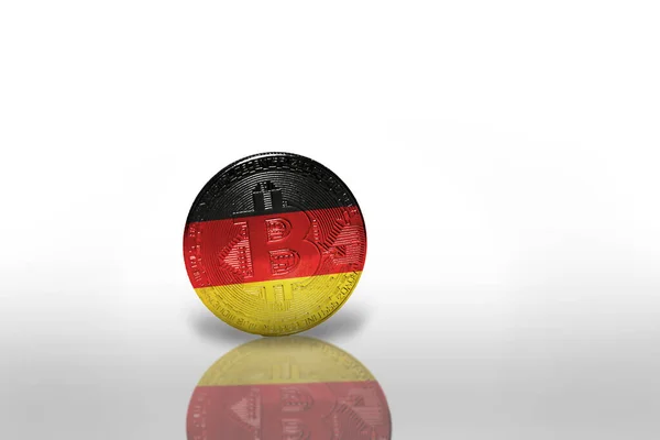 Bitcoin Med Den Nationella Flaggan Tyskland Den Vita Bakgrunden Bitcoin — Stockfoto