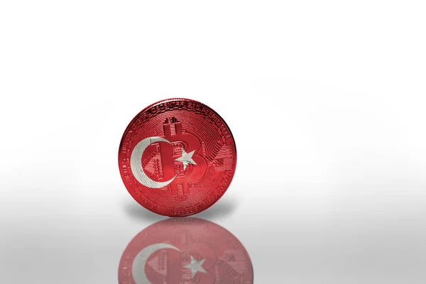 白色背景上印有土耳其国旗的比特币 比特币开采的概念 3D说明 — 图库照片