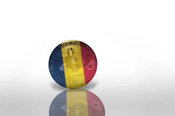 白い背景にチャドの国旗が描かれたビットコインです ビットコイン採掘の概念 3Dイラスト — ストック写真