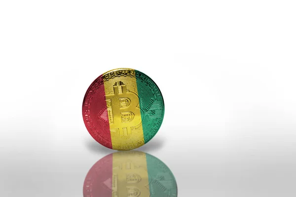 Bitcoin Con Bandera Nacional Guinea Fondo Blanco Concepto Minería Bitcoin —  Fotos de Stock