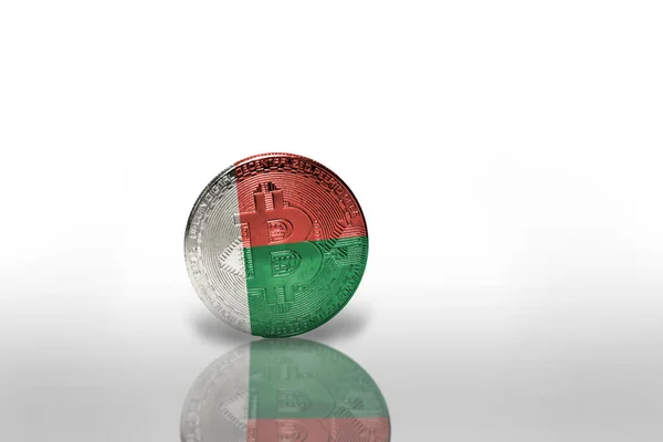 白い背景にマダガスカルの国旗が描かれたビットコインです ビットコイン採掘の概念 3Dイラスト — ストック写真