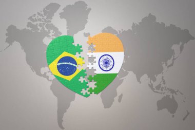 Brezilya ve Hindistan 'ın ulusal bayrağını taşıyan bir yapboz kalbi dünya haritasında. 3B illüstrasyon