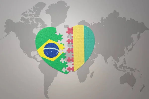 Serce Puzzle Flagą Narodową Brazylii Gwinei Tle Mapy Świata Concept — Zdjęcie stockowe