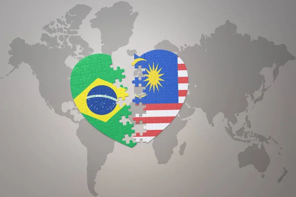 Серце Головоломка Національним Прапором Бразилії Малайзії Фоні Карти Світу Концепція — стокове фото