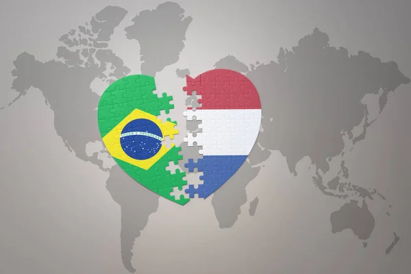 在世界地图的背景上 用巴西和荷兰国旗拼凑人心 3D插图 — 图库照片