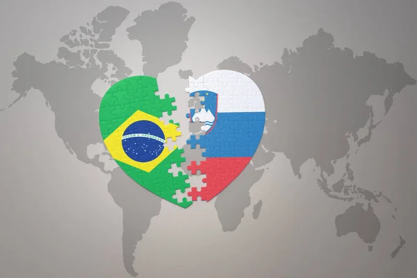 Серце Головоломка Національним Прапором Бразилії Словенії Фоні Карти Світу Концепція — стокове фото