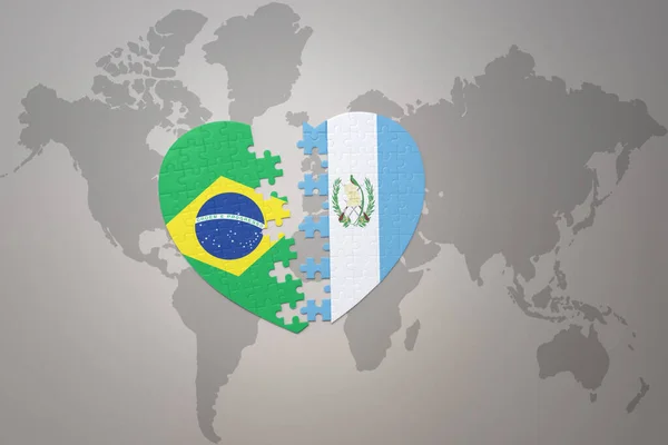 Serce Puzzle Flagą Narodową Brazylii Gwatemali Tle Mapy Świata Concept — Zdjęcie stockowe