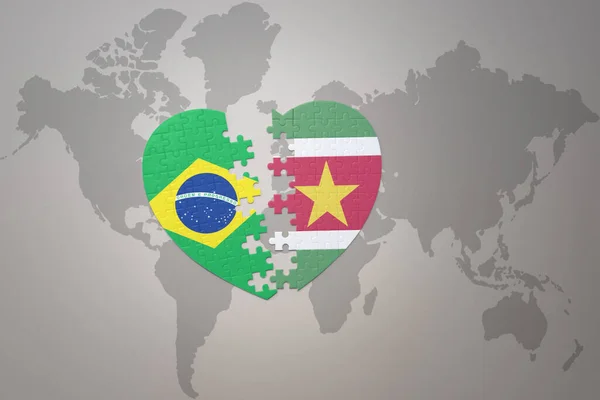 Серце Головоломка Національним Прапором Бразилії Прізвища Фоні Карти Світу Концепція — стокове фото
