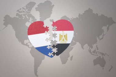 Mısırın ve Hollanda 'nın ulusal bayrağını taşıyan bulmaca kalbi dünya haritasının arka planında. 3B illüstrasyon