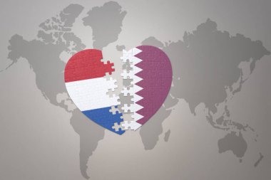 Katar 'ın ulusal bayrağı ve Hollanda' nın bulmaca kalbi bir dünya haritasında. 3B illüstrasyon