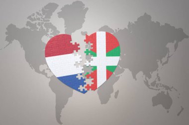 Bask ülkesinin ve Hollanda 'nın ulusal bayrağını bir dünya haritasında bulmaca kalbi. 3B illüstrasyon