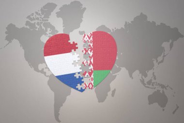 Belarus 'un ulusal bayrağı ve Hollanda' nın bulmaca kalbi bir dünya haritasında. 3B illüstrasyon