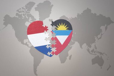 Antigua, Barbuda ve Hollanda 'nın ulusal bayrağıyla bir dünya haritasında bulmaca kalbi. 3B illüstrasyon