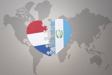 Guatemala ve Hollanda 'nın ulusal bayrağıyla bir dünya haritasında bulmaca kalbi. 3B illüstrasyon