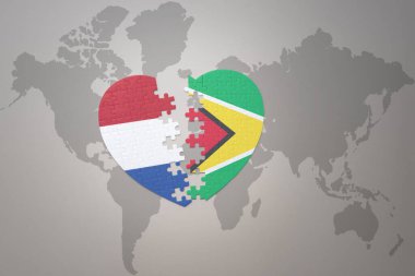 Guyana ve Hollanda 'nın ulusal bayrağını bir dünya haritasında bulmacanın kalbi. 3B illüstrasyon