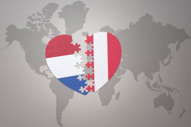 Peru ve Hollanda 'nın ulusal bayrağıyla ilgili bulmaca kalbi bir dünya haritasında. 3B illüstrasyon