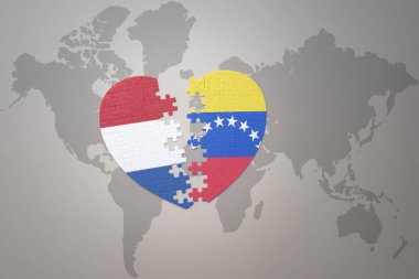 Venezuela ve Hollanda 'nın ulusal bayrağıyla ilgili bir bulmaca kalbi dünya haritasında. 3B illüstrasyon